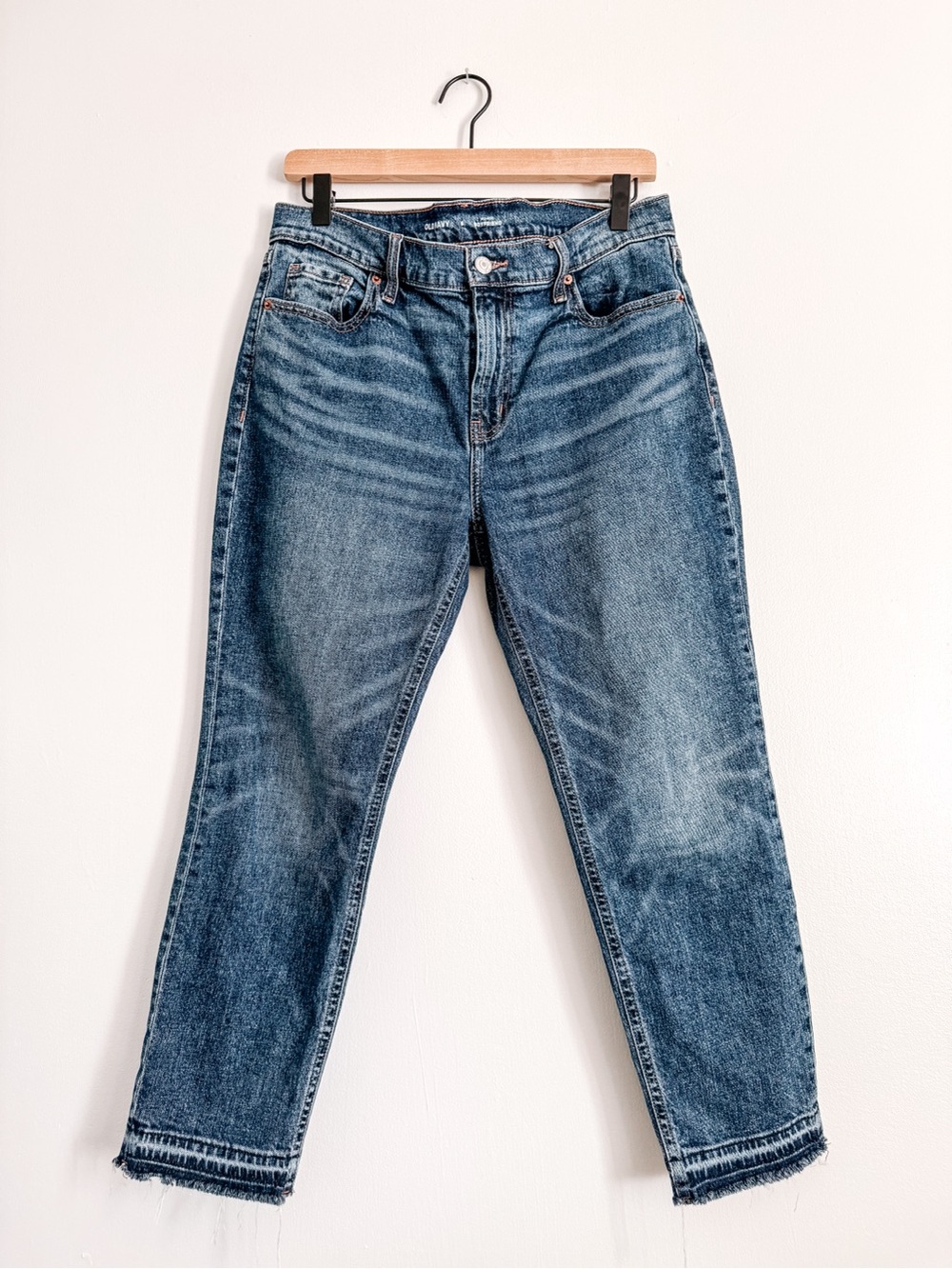 Old Navy Mid Rise Boyfriend Jeans Size 8 Medium Wash Raw Hem Cropped